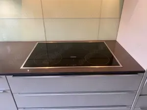 Einbauküche Nobilia-Miele Geräte-Steinplatte-Top Beleuchtung  Bild 7