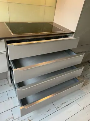 Einbauküche Nobilia-Miele Geräte-Steinplatte-Top Beleuchtung  Bild 8