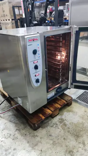 Rational Kombidämpfer mit 10 Einschüben