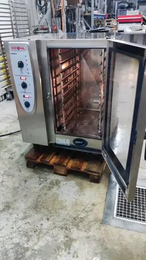 Rational Kombidämpfer mit 10 Einschüben