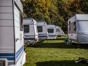 Campingplatz im Norden von Baden-Württemberg, nahe Gewässer, starke touristische Ausrichtung