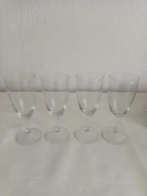 4 Sektgläser mit Schliff ca. 15cm hoch als Set zus