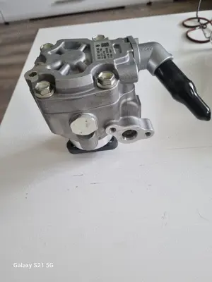 Ein VW Originale Servolenkung Pumpe für VW T 5 und Multivan neu