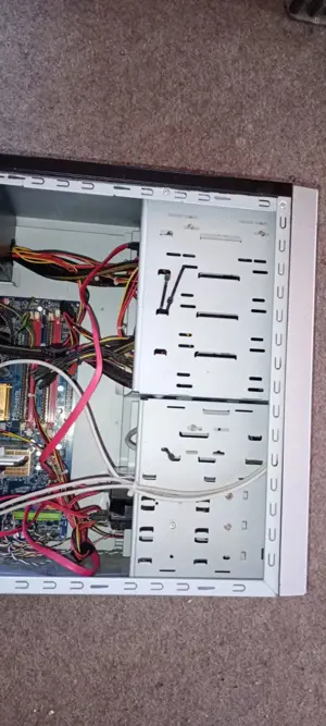 Alter PC Gehäuse 2 Festplatten Win10 Netzteil Grafikkarte Mainboard Prozessor DVD 4GB RAM