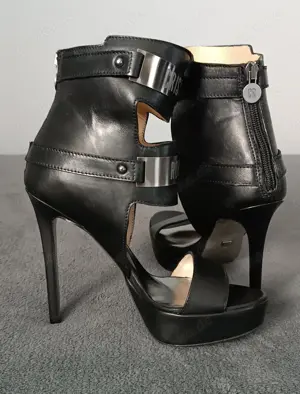 Zuschauer gesucht die gerne zusehen wie ich auf  meine High Heels spritze Bild 4
