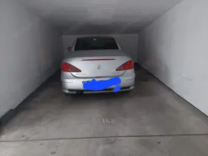 Vermiete ab 01.05.25 einen breiten Tiefgarageparkplatz wo ein Auto und Motorrad  Fahrrädern passen. 