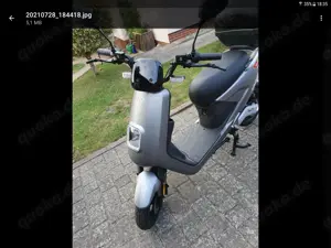 E-Roller Nova Motors Inoa S4 Li mit Topcase und Halterung 