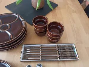 Set Komplett Raclette Fondue Teller Board + Gabeln Spieße braun vollständig