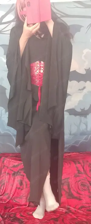 Ghoticlady 33 bietet dem Sockenliebhaber ihre getragenen Socken  Bild 2