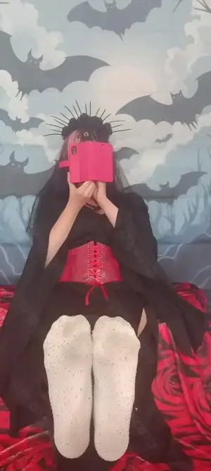 Ghoticlady 33 bietet dem Sockenliebhaber ihre getragenen Socken  Bild 7