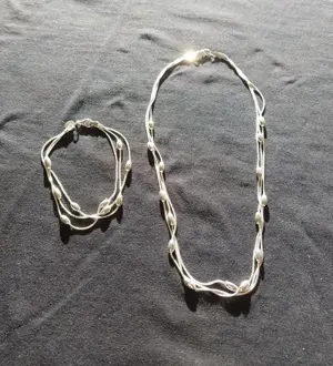 Zweiteiliges Schmuckset: Silberhalskette und Silberarmband