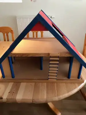 Sehr schönes Puppenhaus aus massivem Holz mit zahlreichen Möbeln