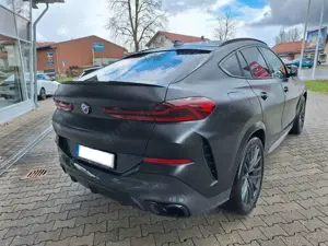 BMW X6 M50 i Black Vermilion Sondermodell Laser TV Bild 5