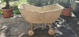 Alter Korbkinderwagen