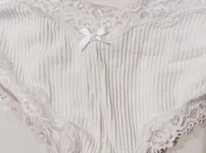 getragene Unterhose in weiß mit Schleifen  Bild 3