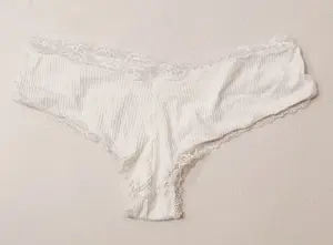 getragene Unterhose in weiß mit Schleifen  Bild 2
