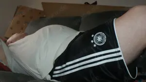 Älterer Mann in Jock Strap lässt spielen