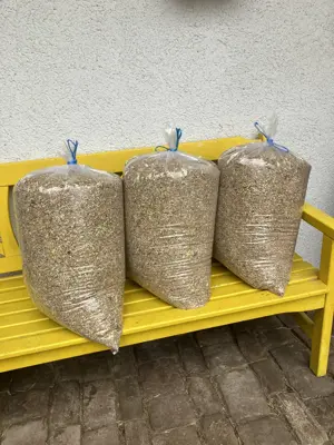 Körner-Futter-Getreide-Mischung Weizen, Mais, Sonnenblumenkerne für Hühner und Geflügel aller Art