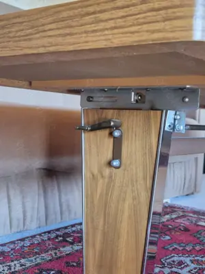 Couchtisch aus Holz mit verchromten Füßen - 70er Jahre Bild 3