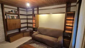 Regalsystem aus Holz für Wohnzimmer