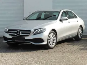 Mercedes-Benz E 220 d 9G Avantgarde LED Navi Kamera AHK W213