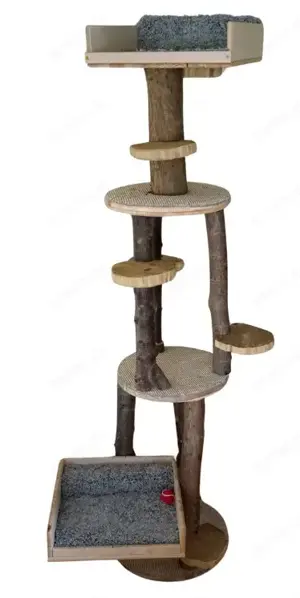 Handgearbeiteter Katzen-Kratzbaum aus gewachsenen Hölzern