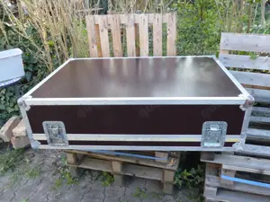 Großes Flightcase (123 x 83 x 33) inkl. passgenaue Acrylhaube für Ausstellung, Mischpult etc.