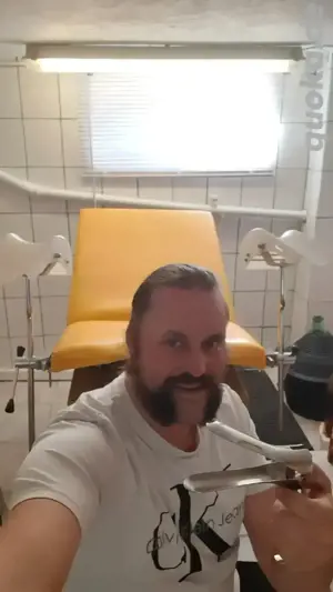 Hobbygyn sucht Patientin für geile Doktorspiele auf dem Gynstuhl! Bild 2