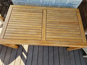 Terrassenmöbel aus Teakholz und Polyrattan