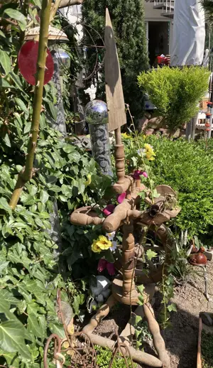 antik Spinnrad  = GARTENDEKO als Rankgitter Rankhilfe Spalier 