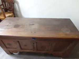 Alte Truhen Kommode Massivholz, verziert, B 147 cm Bild 2