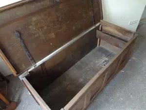 Alte Truhen Kommode Massivholz, verziert, B 147 cm Bild 5