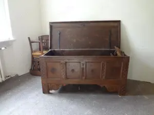 Alte Truhen Kommode Massivholz, verziert, B 147 cm Bild 8