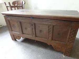 Alte Truhen Kommode Massivholz, verziert, B 147 cm