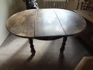 Alter Esstisch , Massivholz, rund, erweiterbar Oval