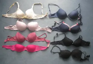 Gr. 80B: 8 BHs (verschiedene Farben) + Gr. 85B: 2 BHs (hautfarben + weiß)