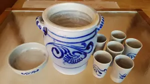 Steinguttopf + 4 Trinkbecher + Schale