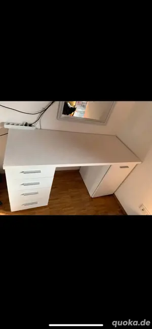 Schreibtisch 