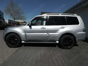 Mitsubishi Pajero 3.2 DI-D Instyle 7 Sitzer+AHK Dis.Scheiben+Breitr. Bild 3