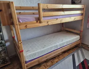 Etagenbett Holzmassiv mit Leiter und 2 Schubladen, Lattenroste.