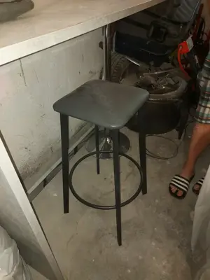 Bar Tisch mit 2 bar hocker wie neu grau, Metall beine Bild 4