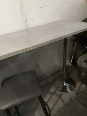 Bar Tisch mit 2 bar hocker wie neu grau, Metall beine