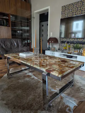Mid-Century Couchtisch mit einer wunderschönen Onyx-Tischplatte und einem glänzenden Chromgestell
