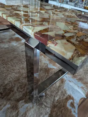 Mid-Century Couchtisch mit einer wunderschönen Onyx-Tischplatte und einem glänzenden Chromgestell Bild 3