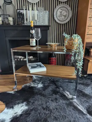 Stilvoller Mid Century Servierwagen Barwagen mit elegantem Chromgestell und warmen Holzelementen