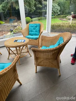 Rattansitzgruppe mit Tisch