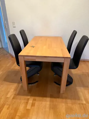 Tisch und 4 Stühle