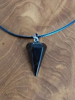 Halskette schwarz mit Obsidian Anhänger in Pfeilform (Modeschmuck)