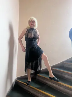 Charmanter , selbstbewuster Transvesttit für ältere Ü 60 Damen 