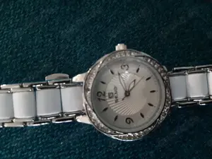 nagelneue, etwas andere Damenarmbanduhr